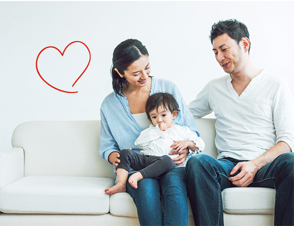 ソファーに座る 笑顔の親子写真