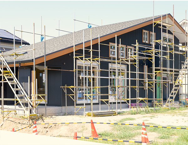 足場の組み込み作業 写真